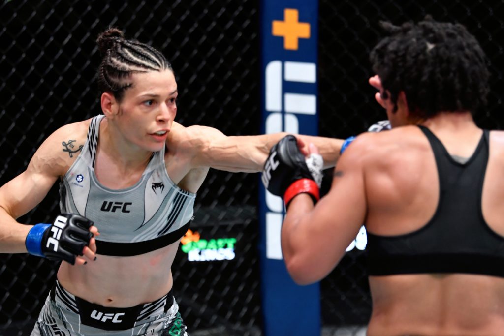 Invicta Melissa Gatto se torna a 1ª atleta a nocautear Sijara Eubanks