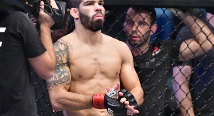 Raphael Assunção encara ex-campeão do UFC em março, diz site