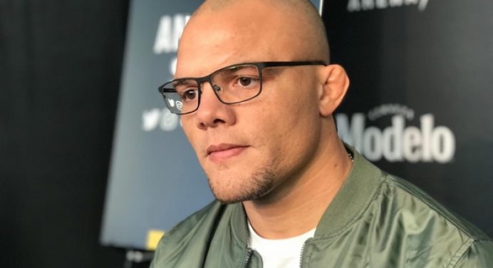 Anthony Smith revela cirurgia na mão e afastamento de seis meses do octógono