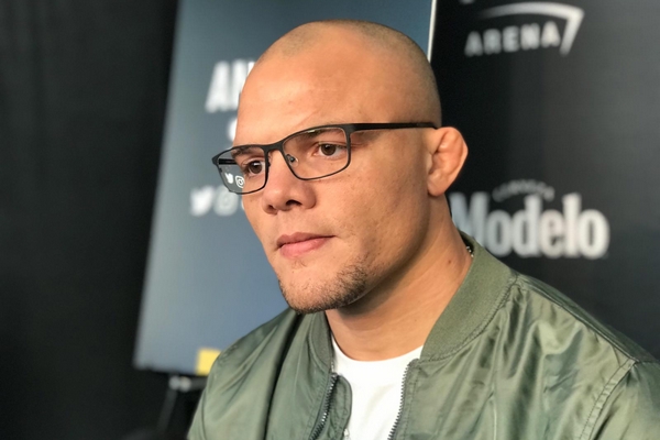 Lutador do UFC revela que cogitou amputar dedo para voltar a competir