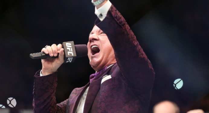 Voz oficial do UFC, Bruce Buffer compara MMA ao pôquer durante torneio no Brasil