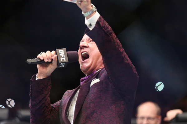 Voz oficial do UFC, Bruce Buffer compara MMA ao pôquer durante torneio no Brasil