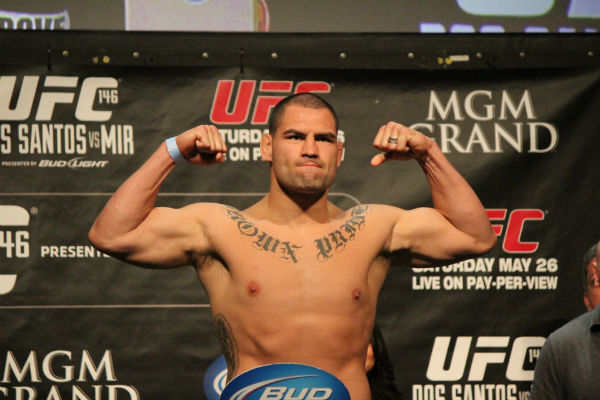 Cain Velasquez leva seis meses de gancho médico após nocaute no UFC Phoenix