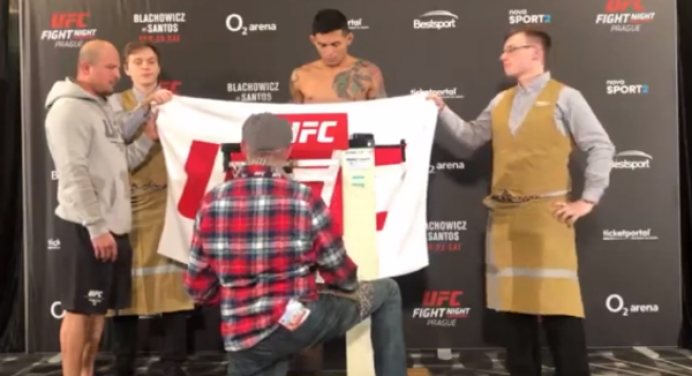 Após falha na balança, Carlos Diego salva Brasil no card preliminar do UFC Praga