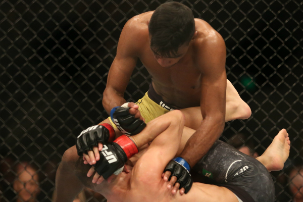 Decisão dividida! Raulian Paiva perde no detalhe e estreia com derrota no UFC