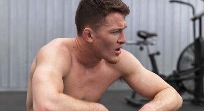 Lutador do UFC explica discurso motivador após vitória no card da Austrália; entenda