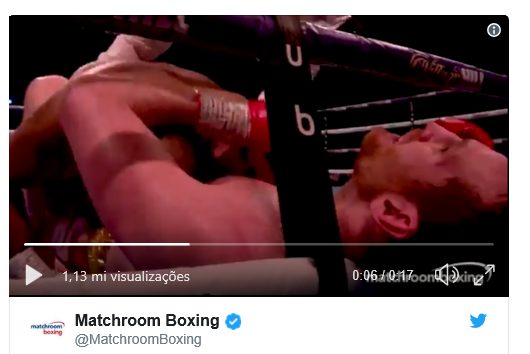 Boxeador morde adversário durante combate e é desclassificado; veja