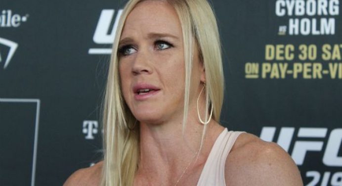 Rival de Holly Holm afirma que duelo agendado para o UFC 243 será remarcado