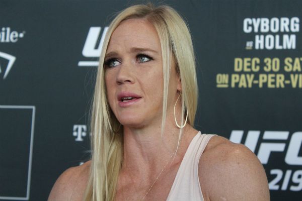 Rival de Holly Holm afirma que duelo agendado para o UFC 243 será remarcado