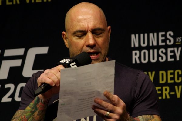 Joe Rogan se recusa a comentar UFC 249 e questiona permanência do evento