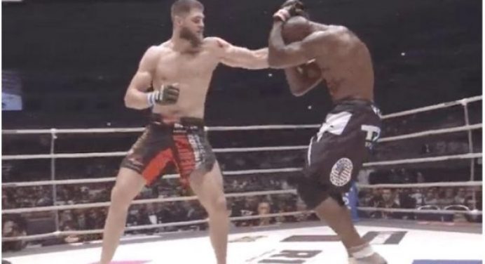 Prochazka aplica nocaute e conquista cinturão inaugural no Rizin 15