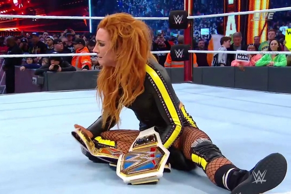 Em combate triplo no principal evento da WWE, Ronda Rousey perde título