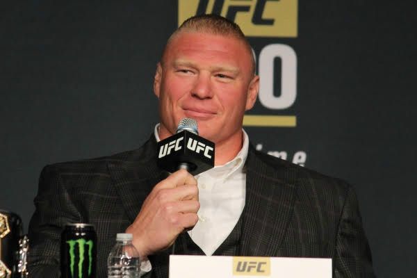 Em negociação com UFC, Brock Lesnar sofre oportuna derrota na WWE