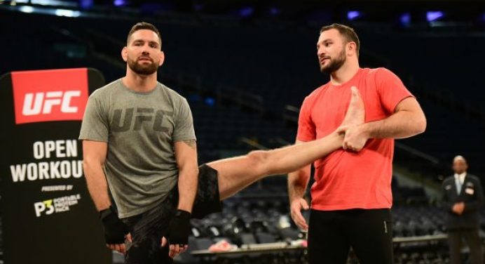 Dominick Reyes nocauteia Weidman no 1º round e desafia Jon Jones