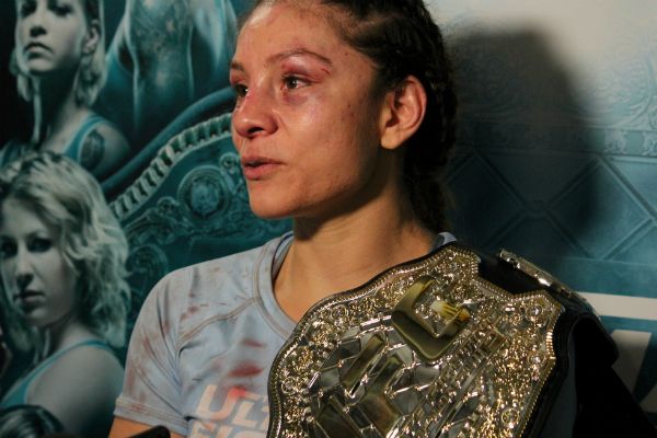Ex-campeã do UFC culpa coqueteleira por flagra em exame antidoping