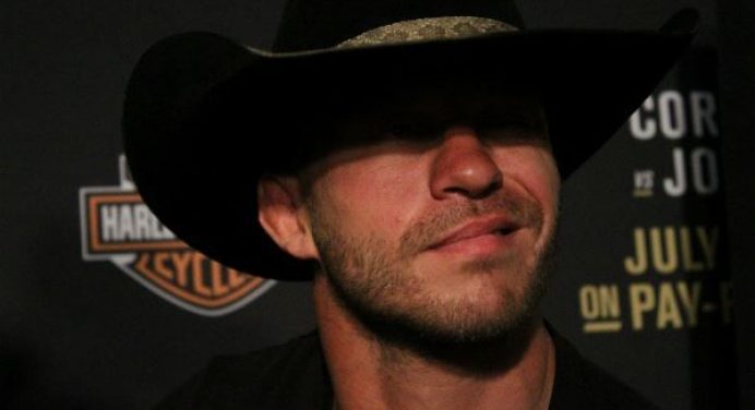 Cerrone se vê um lutador melhor que McGregor e justifica por longevidade no MMA