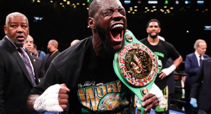 Wilder segura ímpeto de rival, nocauteia e mantém título de Conselho Mundial de Boxe