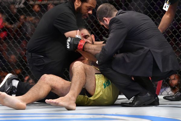 Festejado pela torcida carioca, ‘Minotouro’ é nocauteado no UFC 237