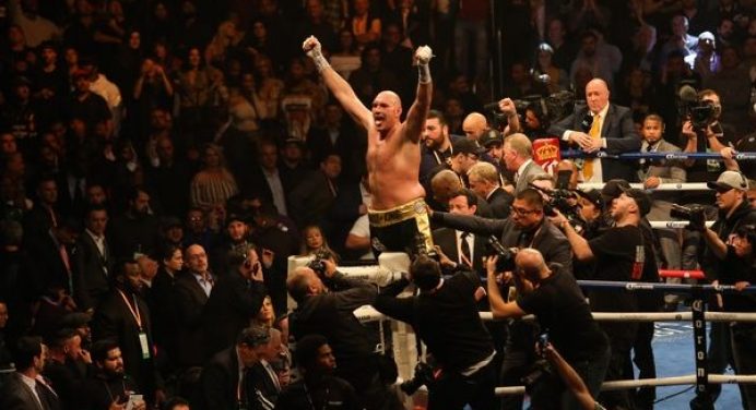 Tyson Fury supera corte profundo no supercílio e mantém invencibilidade no boxe