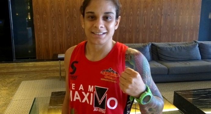 ‘Livinha’ Souza comemora renovação de contrato com o UFC