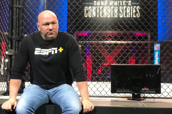 Dana White condena uso de fantasia em luta de boxe: “Não faço essas m*** no UFC”