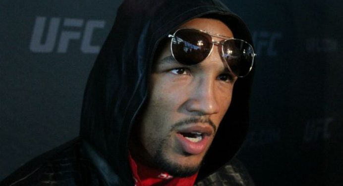 Kevin Lee chega atrasado e não bate o peso em pesagem do UFC Brasília