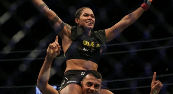 Amanda Nunes recebe bônus de R$ 190 mil por nocaute sobre Holly Holm