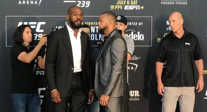 Provocador! Jon Jones tenta ignorar ‘Marreta’ durante pesagem do UFC 239; veja