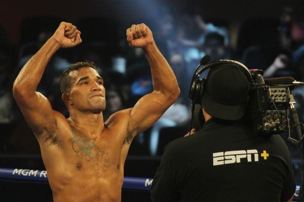 Esquiva Falcão revela proposta de lutar por título mundial de boxe
