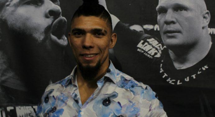 Johnny Walker prevê hipotética vitória sobre Ngannou: “Temos a mesma potência no soco”