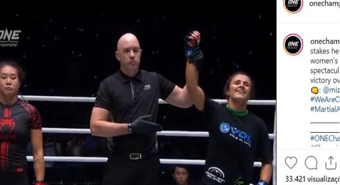 Multicampeã de jiu-jitsu, Michelle Nicolini vence luta de MMA no ONE