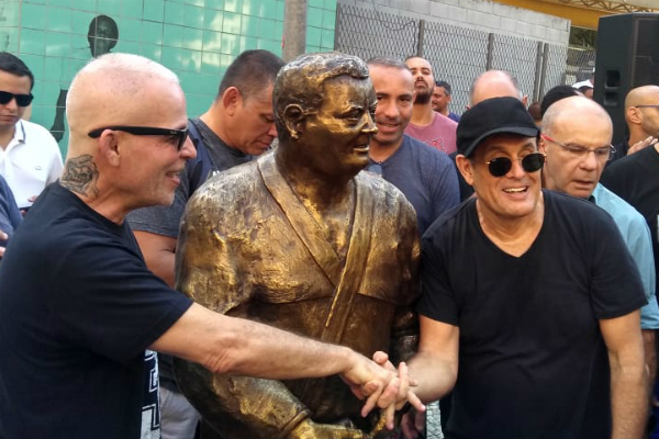 Legado! Carlson Gracie é homenageado com estátua no Rio de Janeiro