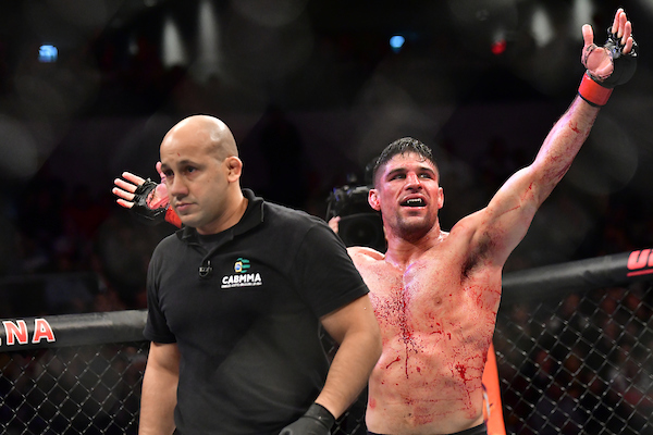 ‘Batalha’ sangrenta entre Luque e Perry no UFC Urugual rende bônus de R$ 197 mil