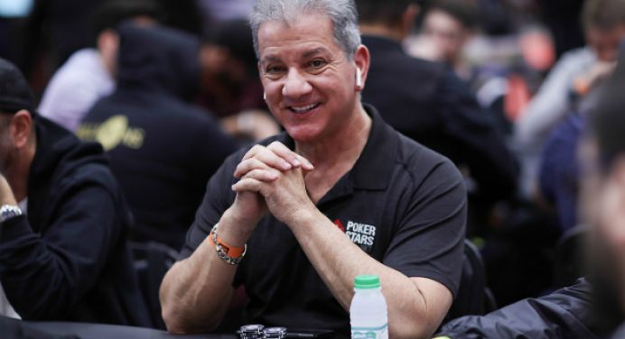 Voz oficial do UFC, Bruce Buffer participa de torneio de pôquer no Brasil