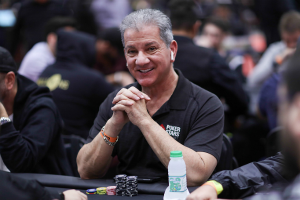 Voz oficial do UFC, Bruce Buffer participa de torneio de pôquer no Brasil