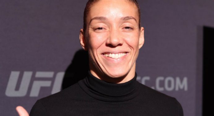 De Randamie nega arrependimento por perda de título e exalta disputa com Amanda no UFC 245