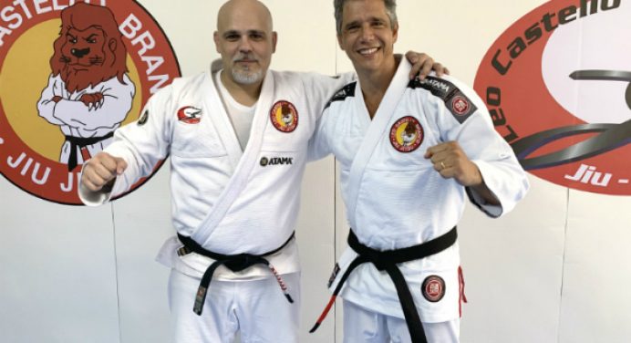 Ator Márcio Garcia recebe a faixa-preta de jiu-jitsu do mestre Castello Branco