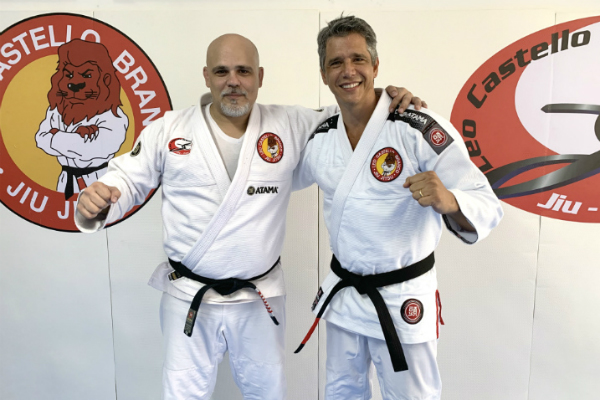Ator Márcio Garcia recebe a faixa-preta de jiu-jitsu do mestre Castello Branco