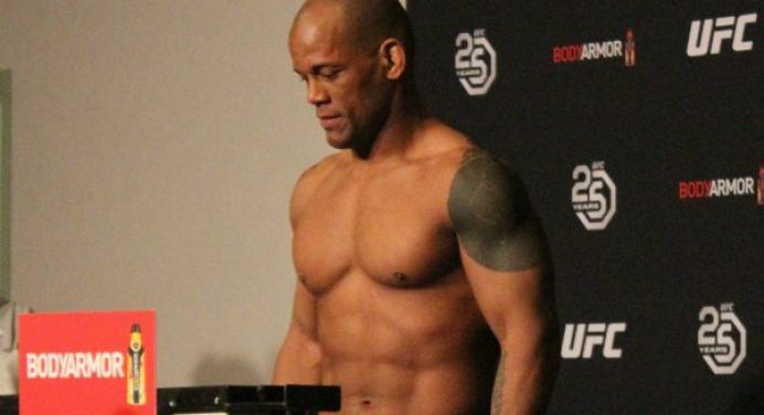 Ex-UFC, Hector Lombard estreia com vitória no Bare Knuckle FC