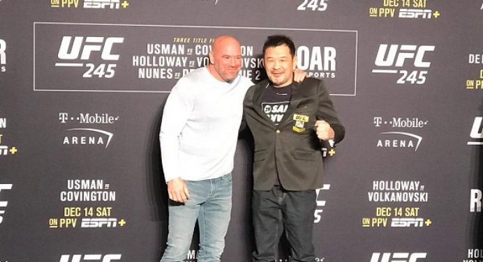 Kazushi Sakuraba recebe jaqueta do ‘Hall da Fama’ do UFC das mãos de Dana White