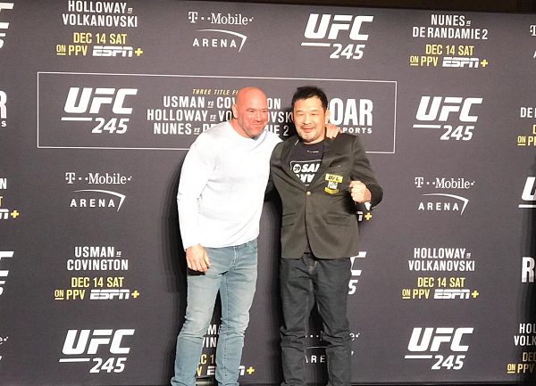 Kazushi Sakuraba recebe jaqueta do ‘Hall da Fama’ do UFC das mãos de Dana White