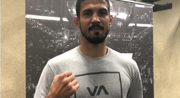 Léo Santos pede por luta em Brasília e dispara contra ranking do UFC: “Palhaçada”