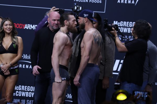 Conor McGregor e Donald Cerrone fazem encarada tensa na pesagem cerimonial do UFC 246