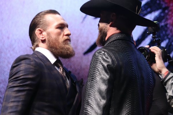 Pontual e sorridente, McGregor surpreende ao rasgar elogios a Cerrone em coletiva do UFC