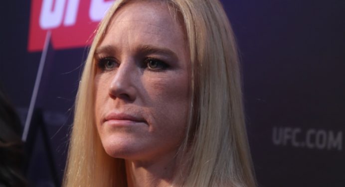 UFC premia Holly Holm por ser a primeira atleta a passar limpa por 50 testes antidoping