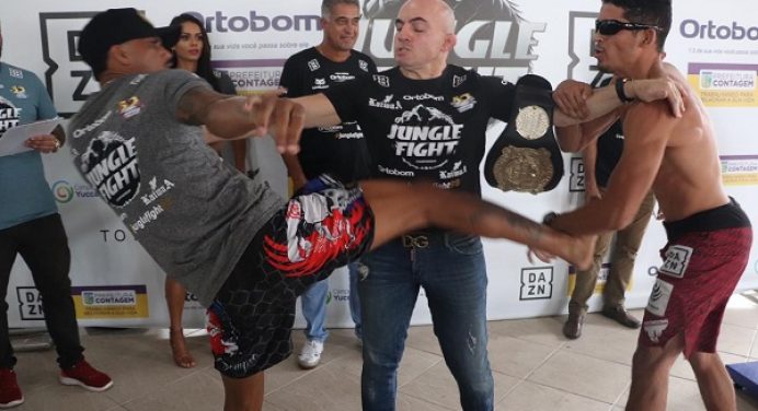 Desafiantes ao título peso-pena fazem encarada tensa em pesagem do Jungle Fight 101