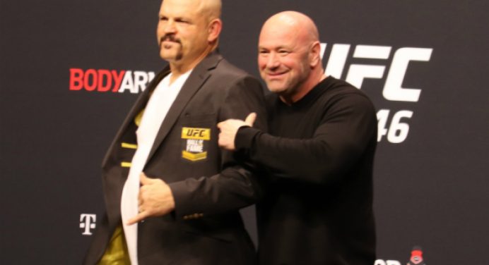 Chuck Liddell recebe jaqueta do Hall da Fama do UFC das mãos de Dana White