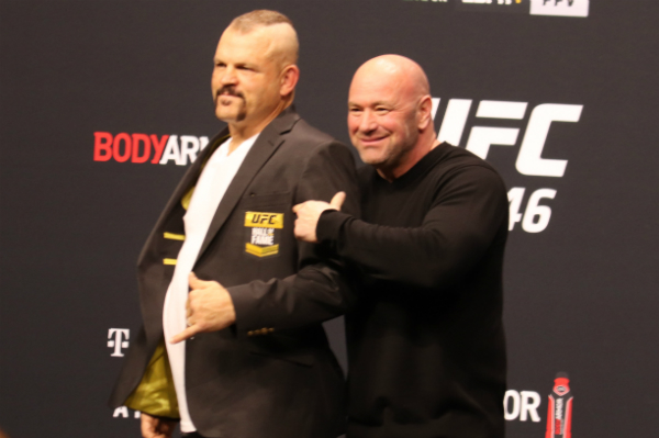 Chuck Liddell recebe jaqueta do Hall da Fama do UFC das mãos de Dana White