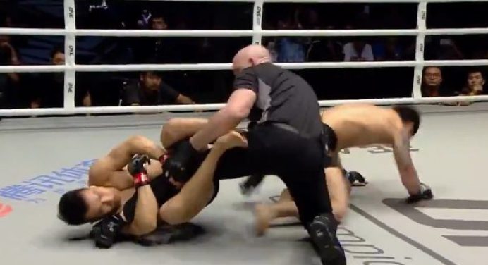 Após ser nocauteado com 54 segundos, lutador do ONE tenta ‘finalizar’ árbitro; veja