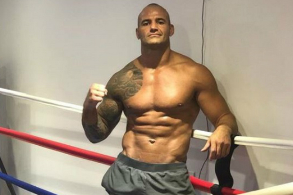 Primeiro rival de Jones no UFC, brasileiro elogia versatilidade de algoz: “É imbatível”
